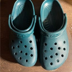 NWOT - Evergreen crocs